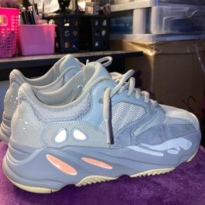 Yeezy 700 size 5